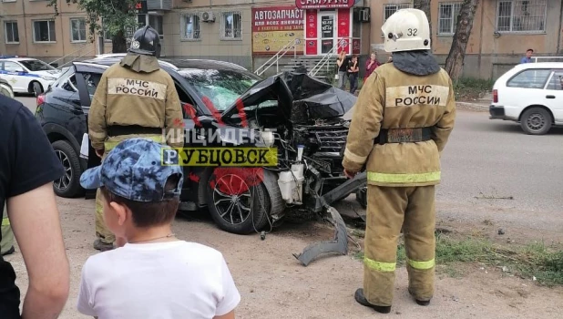 В Алтайском крае водитель врезался в столб и погиб.