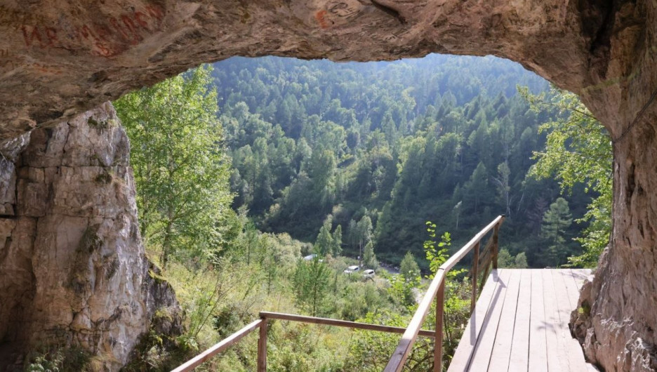 Природно-археологический памятник «Денисова пещера» в Солонешенском районе.