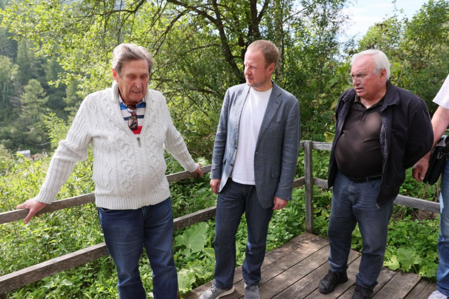 Виктор Томенко посетил площадку природно-археологического памятника «Денисова пещера» в Солонешенском районе.