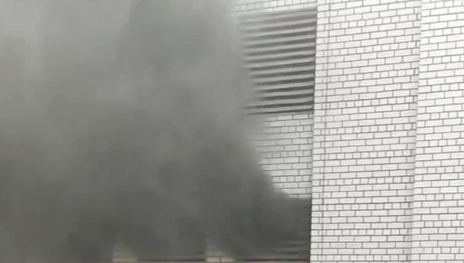 Гаражный кооператив загорелся в Барнауле из-за неисправной машины