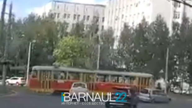 ДТП с трамваем на Малахова в Барнауле