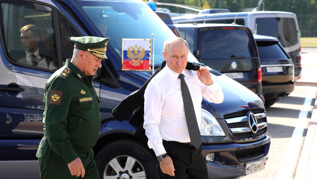 Владимир Путин и Сергей Шойгу во время посещения парка "Патриот".