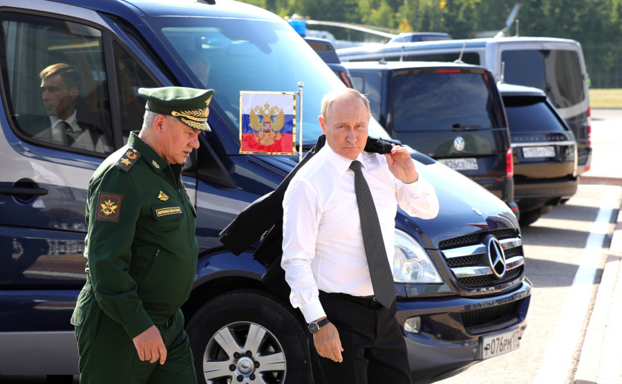 Владимир Путин и Сергей Шойгу во время посещения парка &quot;Патриот&quot;.
