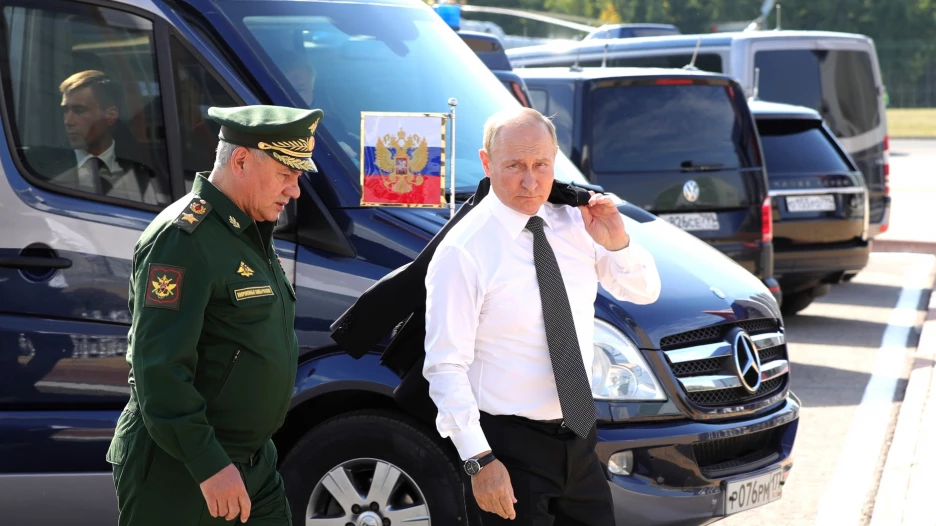 Владимир Путин и Сергей Шойгу во время посещения парка "Патриот".
