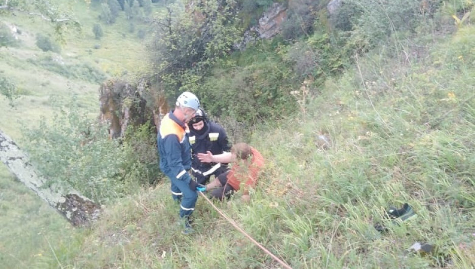 Турист из Новосибирска сорвался с алтайской горы 