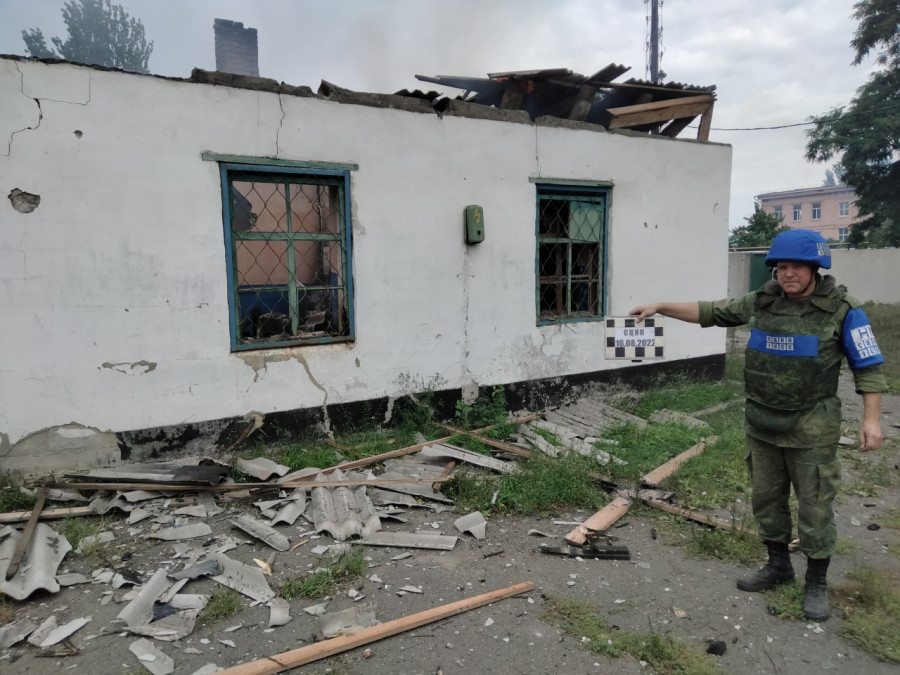 Последствия обстрела школы в Славяносербском районе ЛНР