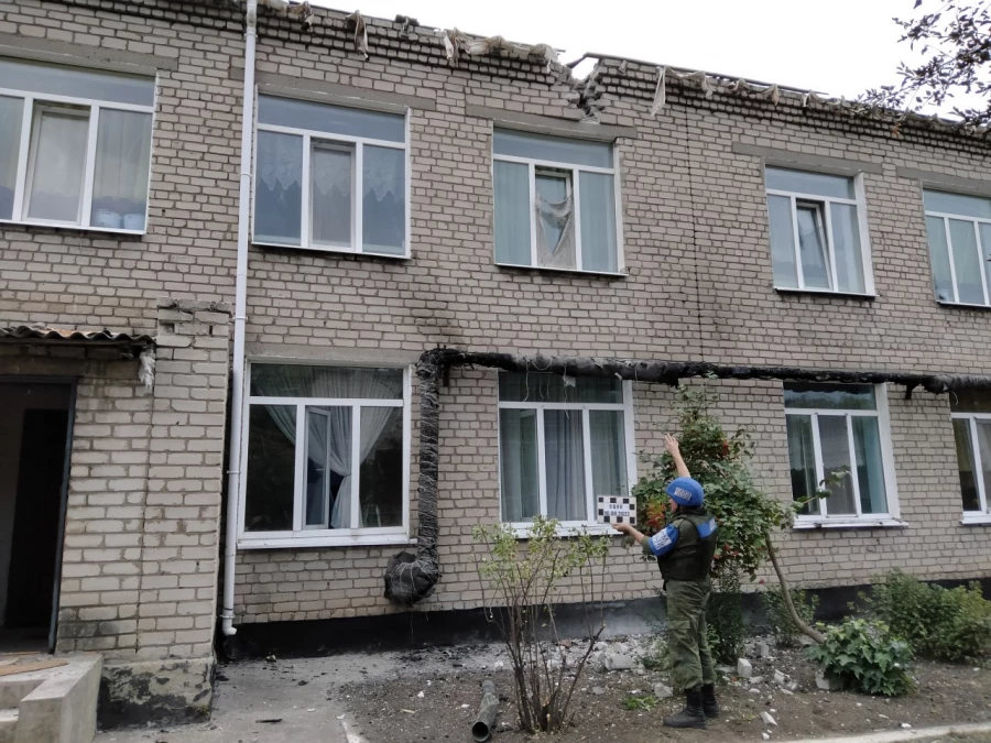 Последствия обстрела школы в Славяносербском районе ЛНР