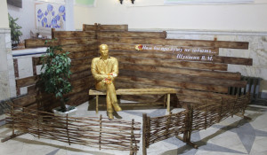 Скульптура Шукшина в барнаульском вокзале