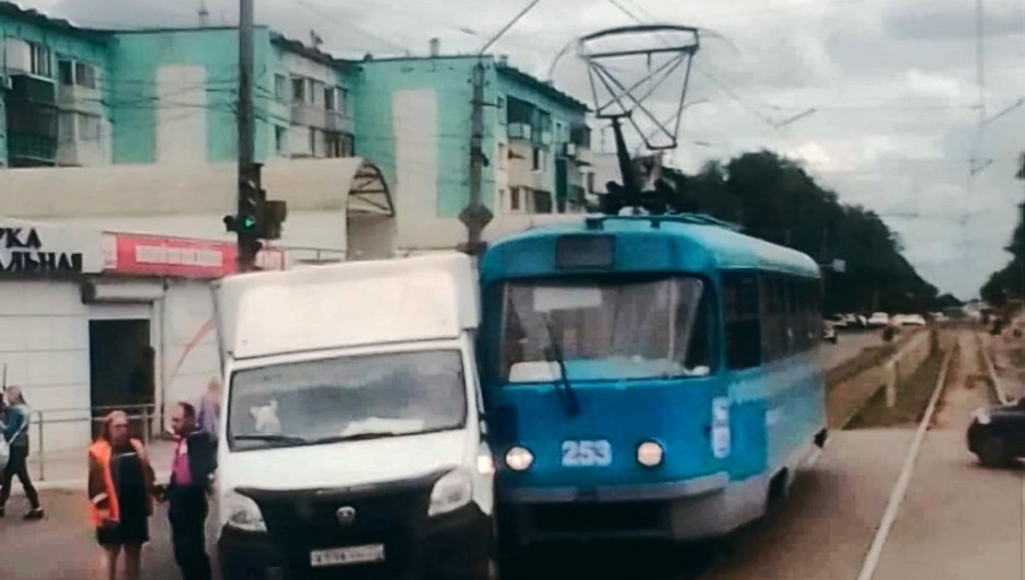 "Собянинский" трамвай врезался в "газель" в Бийске