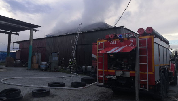 На складе корма в Барнауле произошел пожар.