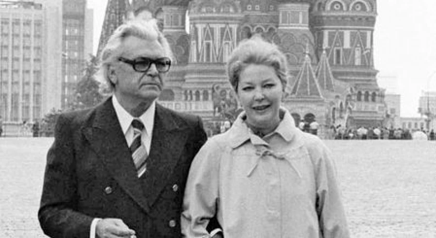 Ирина Константиновна и Сергей Фёдорович делили жизнь в полном смысле этого
слова. Они вместе снимались в кино, вместе преподавали во ВГИКе. Даже спустя
десятилетия, прожитые вместе, они всегда ходили за руку, не расставаясь, если
только было возможно быть рядом.
Ирина Константиновна и Сергей Фёдорович делили жизнь в полном смысле этого
слова. Они вместе снимались в кино, вместе преподавали во ВГИКе. Даже спустя
десятилетия, прожитые вместе, они всегда ходили за руку, не расставаясь, если
только было возможно быть рядом.