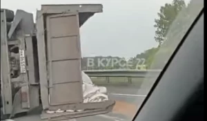 На алтайской трассе у КамАЗа перевернулся прицеп.