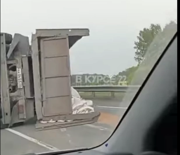 На алтайской трассе у КамАЗа перевернулся прицеп.