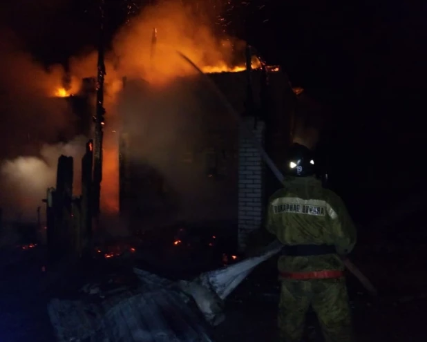 В Бийске ночью при пожаре погиб мужчина.