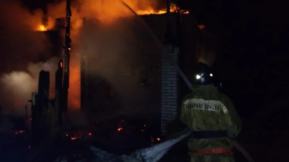 В Бийске ночью при пожаре погиб мужчина.