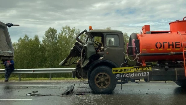 Бензовоз врезался в тягач на Чуйском тракте