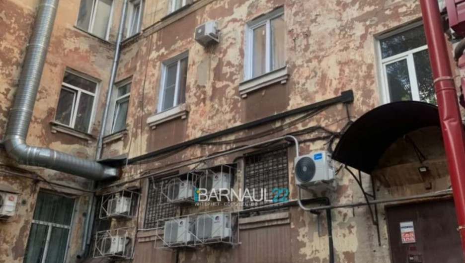 Потемкинская деревня. Жительница Барнаула пожаловалась на ужасающее состояние дома через дорогу от правительства