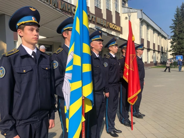 Выпускники Барнаульского высшего военного училища летчиков на День авиации в Барнауле