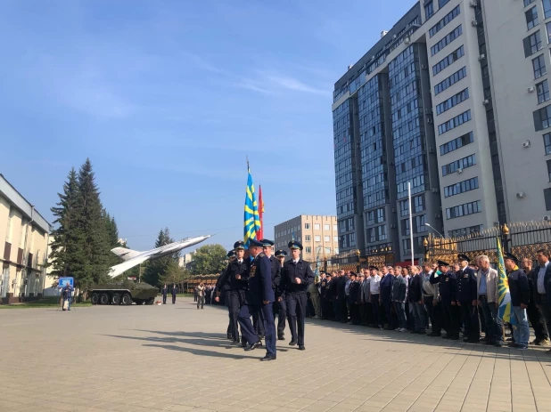 Выпускники Барнаульского высшего военного училища летчиков на День авиации в Барнауле