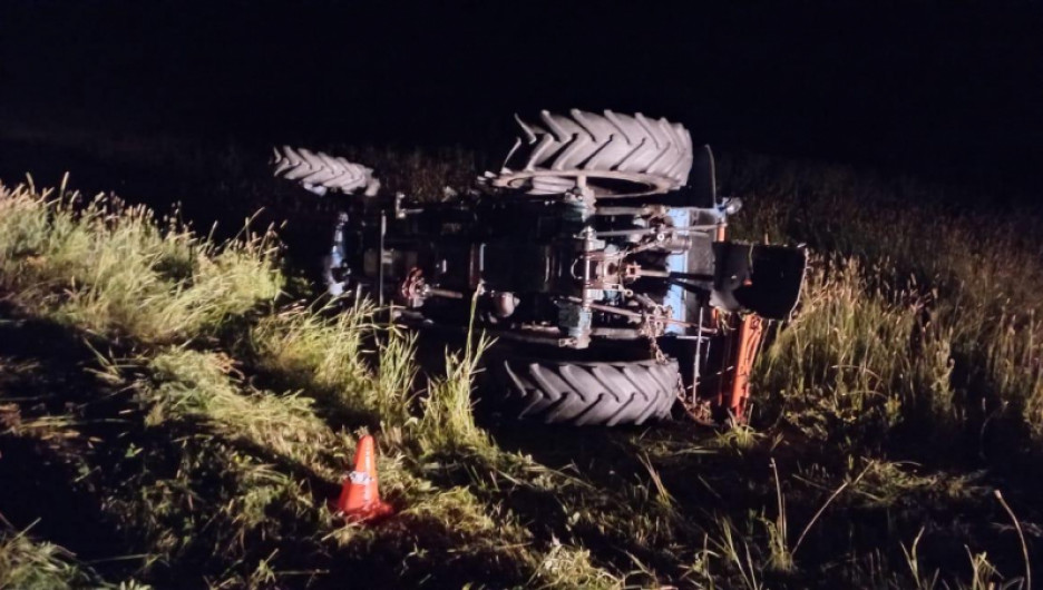 На Алтае 22-летний водитель без прав перевернулся на тракторе