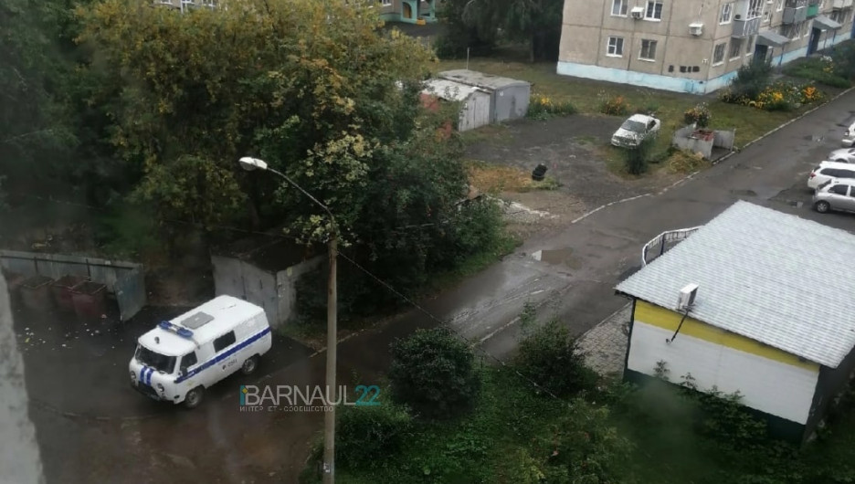 Очевидцы: окровавленный труп нашли в подъезде многоэтажки в Барнауле