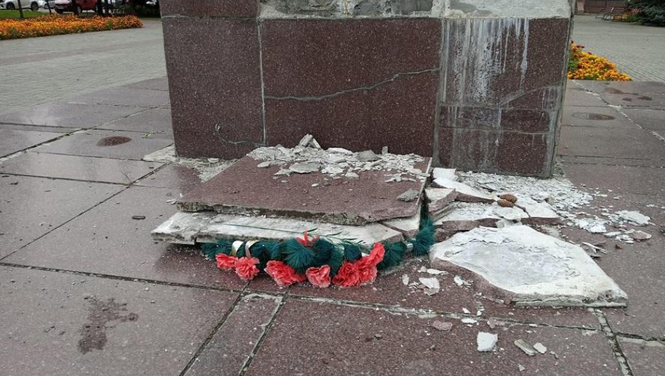 В Бийске разваливается памятник вождю мирового пролетариата