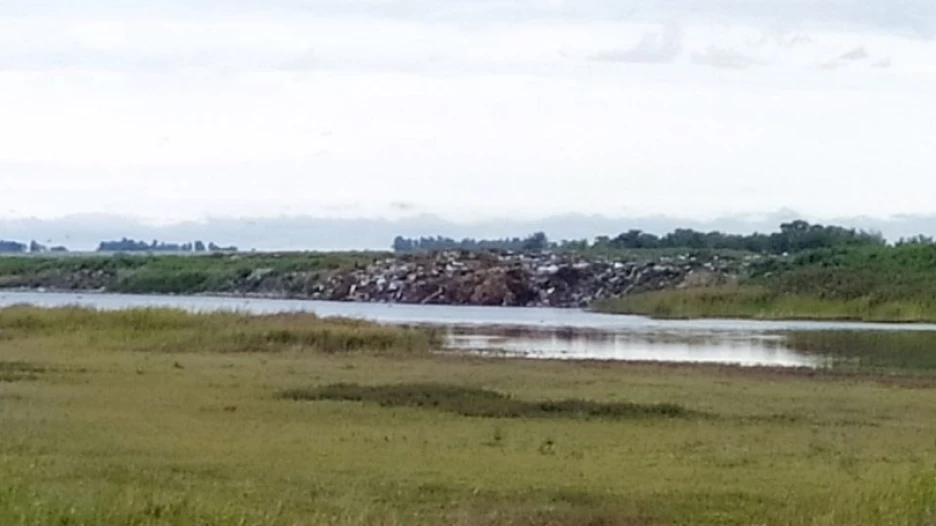 В алтайском райцентре загрязняют водоемы мусором с полигона.