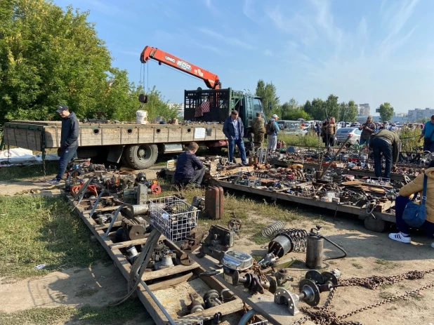 Товары на барнаульской барахолке. 