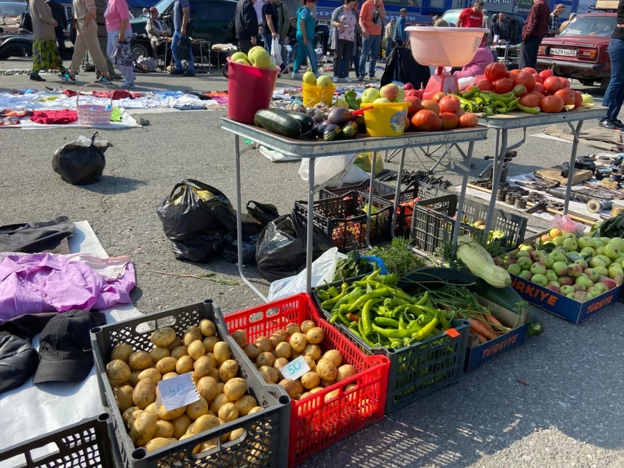 Товары на барнаульской барахолке. 