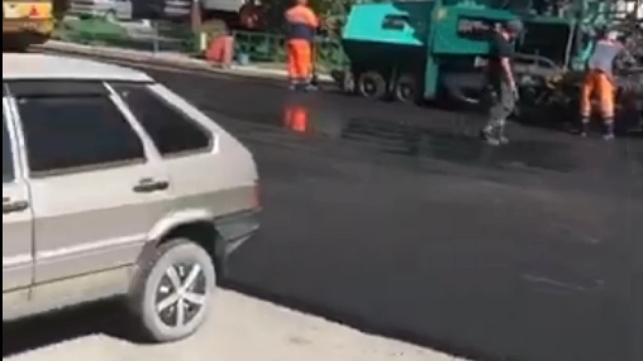 Асфальт вокруг автомобиля. 