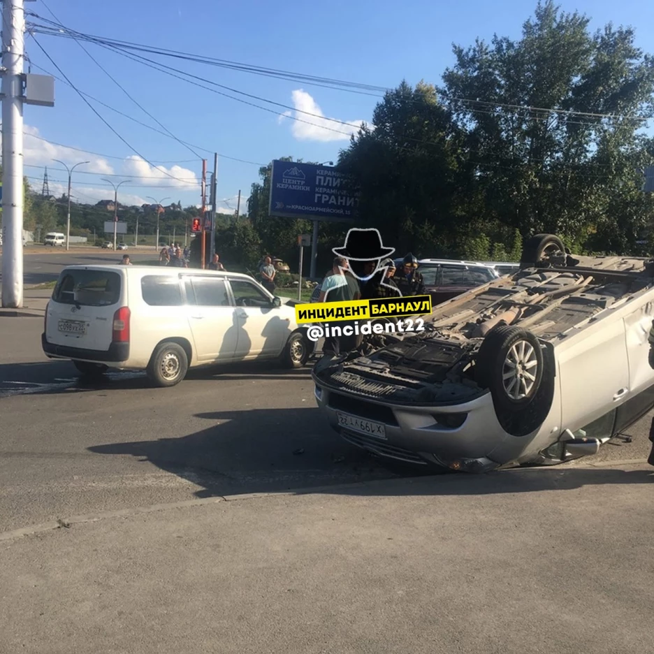 Взял и прилег. В центре Барнаула перевернулся автомобиль