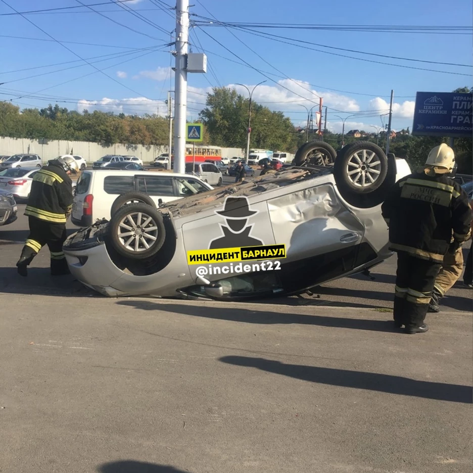 Взял и прилег. В центре Барнаула перевернулся автомобиль