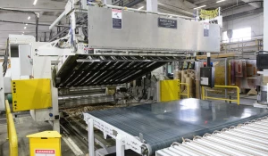 Демонстрация работы автоматической поточной линии для изготовления гофрированных коробов сложной конфигурации.