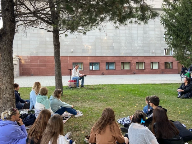 Пикник на поляне рядом с театром драмы в Барнауле. 