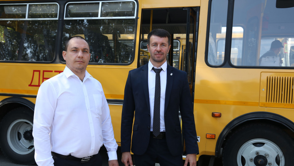 Для учеников пригородных посёлков Барнаула закупили новые школьные автобусы. 