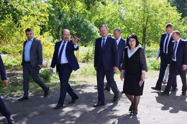 Виктор Томенко в рабочей поездке в Рубцовск. 