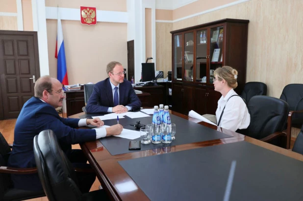 Виктор Томенко в рабочей поездке в Рубцовск. 