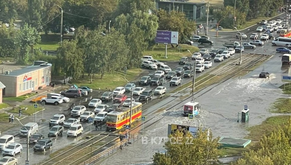 В Барнауле вновь затопило улицу Попова после дождя