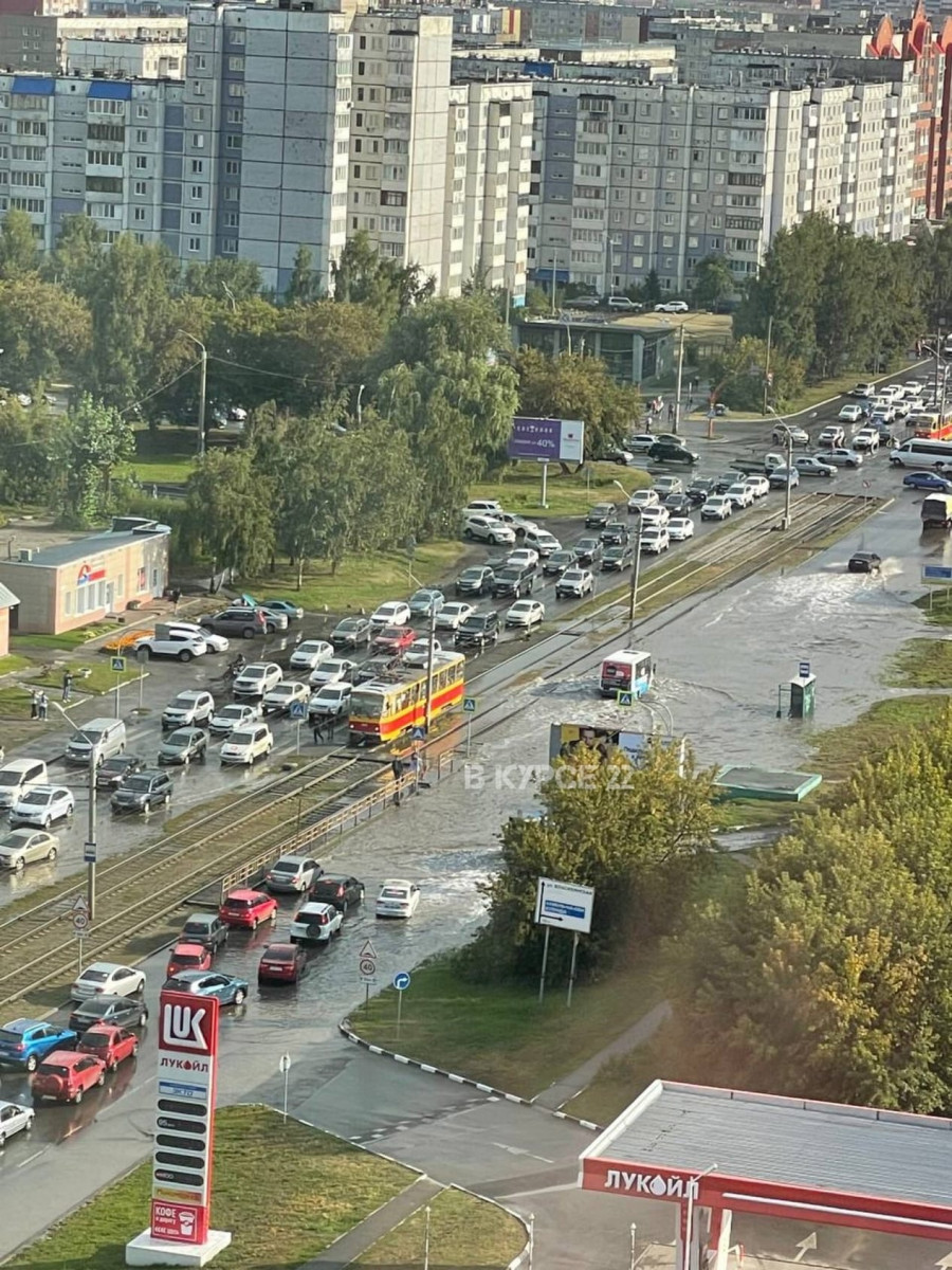 Потоп на ул. Попова в Барнауле