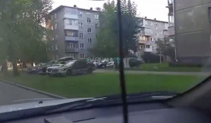 Стихийная парковка на газоне в Барнауле