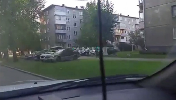 Стихийная парковка на газоне в Барнауле