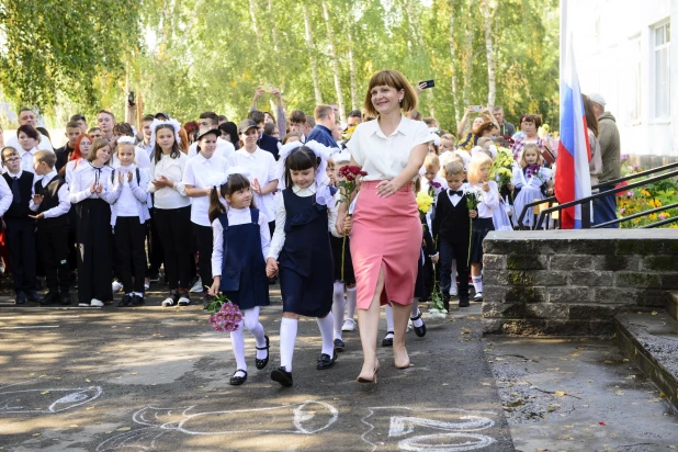 День знаний в Бобровской СОШ.