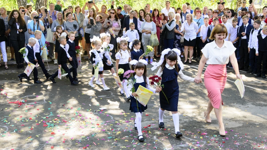 Торжественная линейка в Бобровской средней школе 1 сентября 2022. 