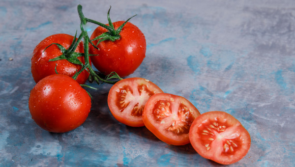 Как подкармливать помидоры в теплице, открытом грунте и закрытом грунте?