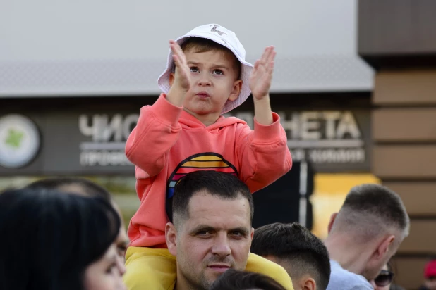 В Барнауле на День города прошли бои ММА.