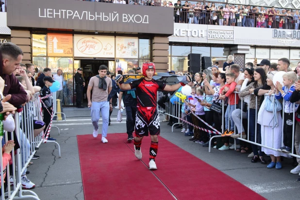 В Барнауле на День города прошли бои ММА.