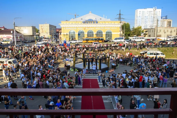 В Барнауле на День города прошли бои ММА.