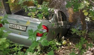 В Барнауле иномарка вылетела в Барнаулку