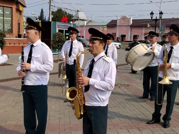 Парад оркестров на ул. Мало-Тобольской