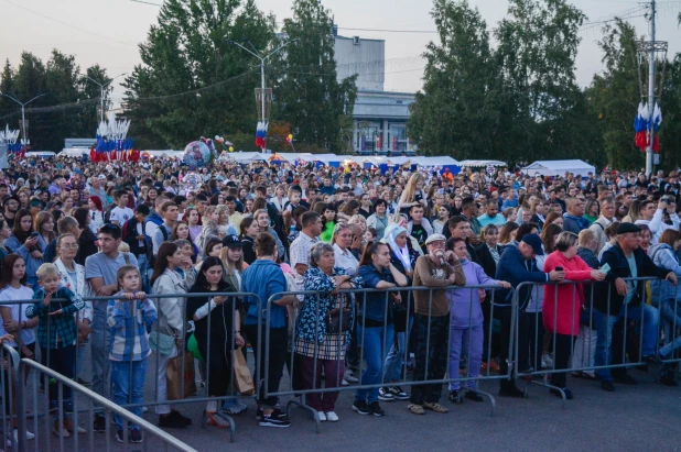 Вечером на площади Сахарова прошел концерт. День города 03.09.2022.